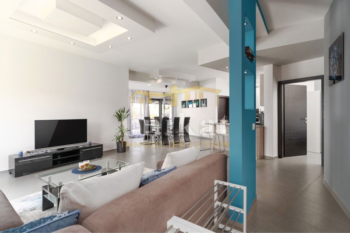 Moderna doppia villetta con piscina e vista mare